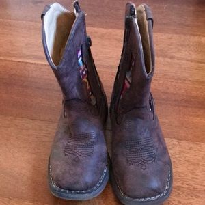 Size young kids 7. Lightly used, cowgirl boots. Brand name roper boots